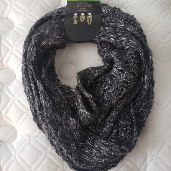 Infinity Scarf - Picture 1 of 3